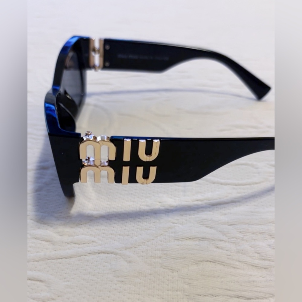 Stunning Black Sunglasses